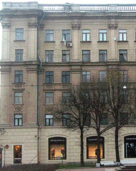 Многоквартирный дом с аварийными балюстрадами и балконами в Петроградском районе
